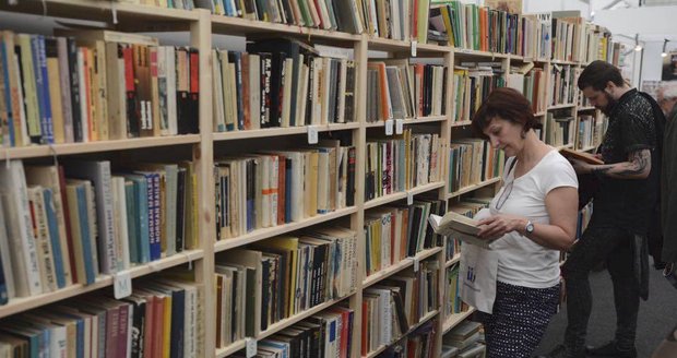 Pět ze šesti finalistů prestižní knižní ceny jsou ženy: O Man Bookera usiluje i příběh z českého pohraničí