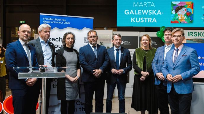 Tisková konference k české účasti na frankfurtském veletrhu měla hned deset řečníků; ministr Klempíř musel odejít před fotografováním. Setkání moderovala Tereza Willoughby z ČT. Tisková konference k české účasti na frankfurtském veletrhu měla hned deset řečníků; ministr Klempíř musel odejít před fotografováním. Setkání moderovala Tereza Willoughby z ČT.