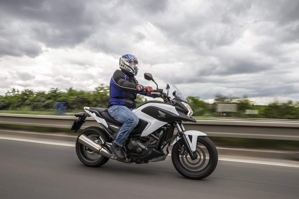 Našli jsme ideální univerzální motorku. Jmenuje se Honda NC750X. Jenom těch koní kdyby bylo víc…