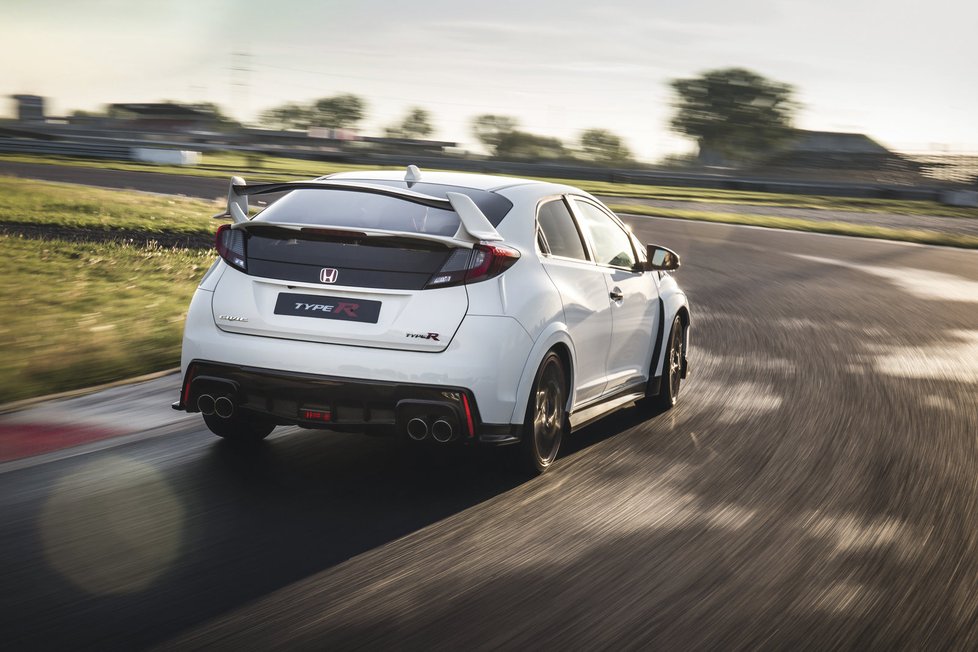 Honda Civic Type R se pyšní výkonem 228 kW. Sílu jeho přeplňovaného dvoulitru i jízdní vlastnosti jsme vyzkoušeli na závodním okruhu Slovakiaring.