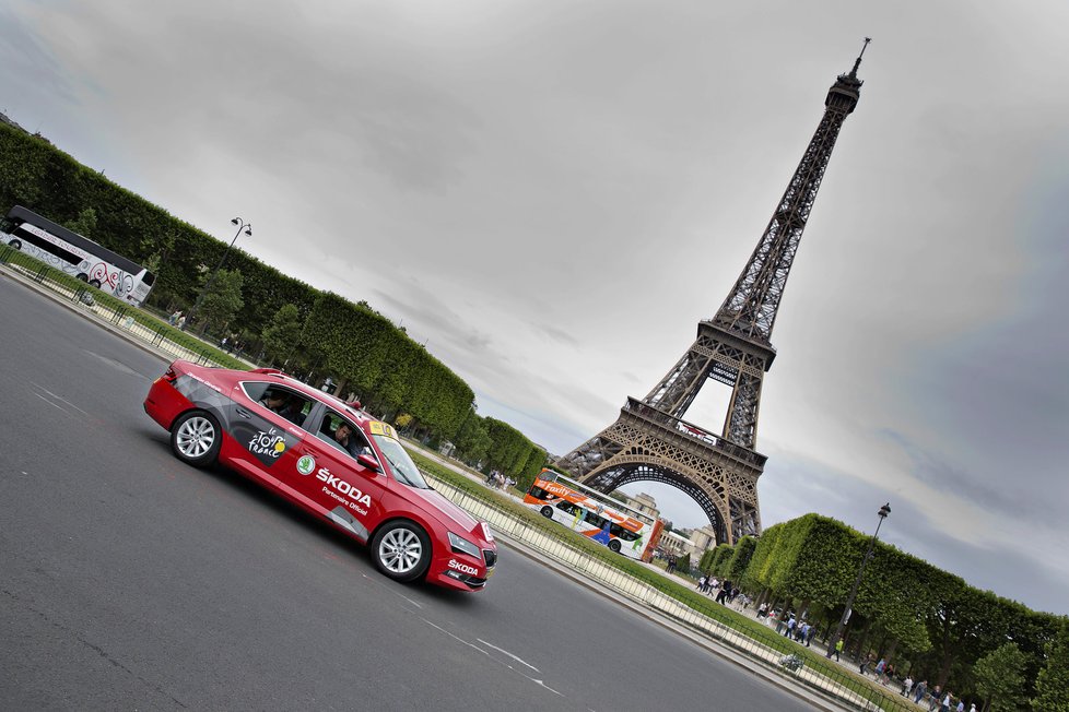 Škodovky jsou doprovodnými vozy Tour de France již 12 let. Teď mezi ně patří i nový superb coby „Red Car“.