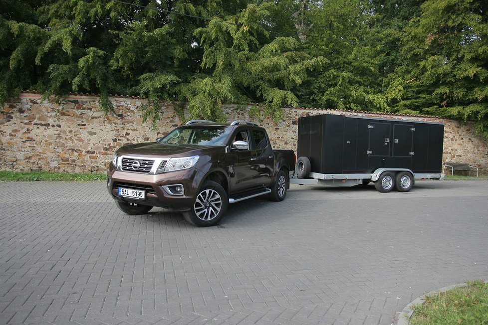 Nový Nissan Navara má místo šestiválce dvojitě přeplňovaný čtyřválec. Stačí to na tahání těžké elektrocentrály?