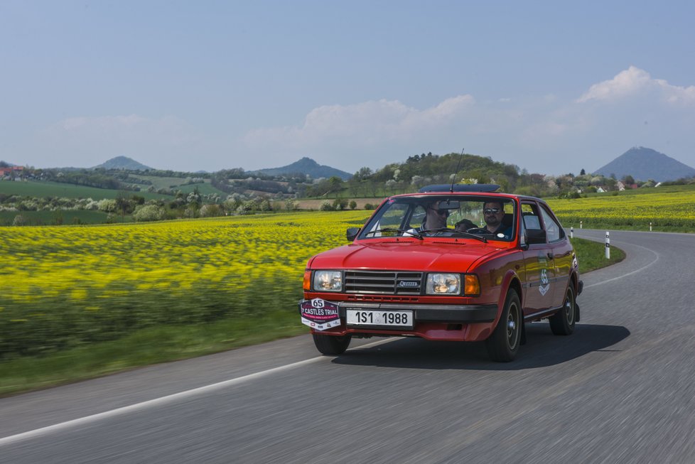 Naše škodovka z depozitáře automobilky patřila rokem výroby 1988 k nejmladším vozům startovního pole