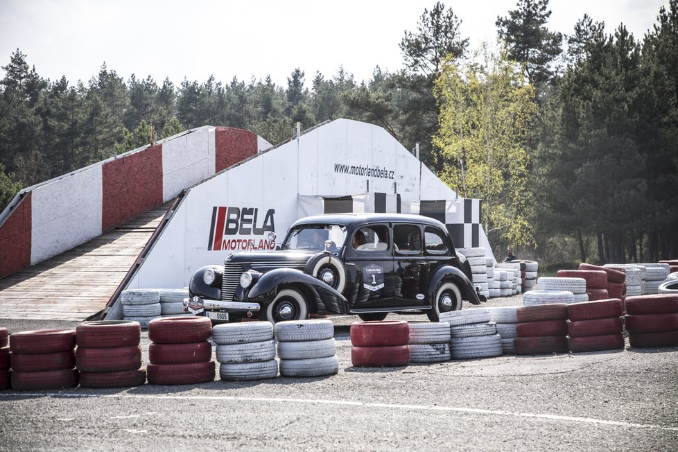 Škoda Superb 3000 OHV z roku 1939 byla nejstarším vozem na startu. Přesto dokázala v jedné etapě protnout cíl na sekundu přesně!