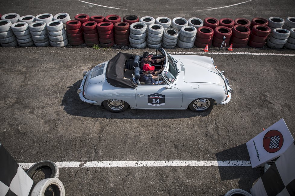 I na českých soutěžích lze sledovat skutečně cenné vozy. Nás zaujalo třeba tohle Porsche 356 C.