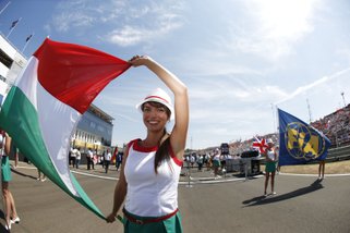 Diváci brali horko po svém. Zatímco někteří používali ve čtyřicetistupňovém vedru různé osvěžovací prostředky, jiní pojali přízeň týmu naprosto originálně – třeba fanoušci Ferrari (vlevo)