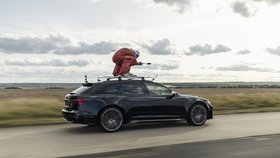 Audi RS6 Avant a na jeho střeše  lyžař Radim Palán. V akci  organizované Světem motorů to  vytáhli na 208,22 km/h.