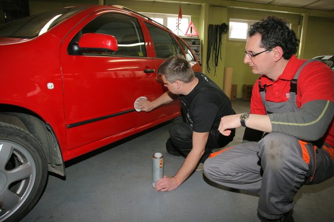 Jak snadno odstranit stopy asfaltu? Zázračný prostředek vyzkoušíme na straně ›› 16