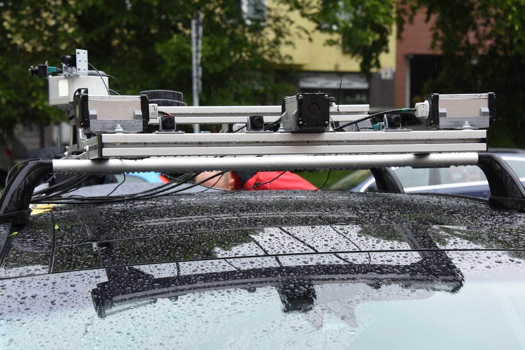Věrné zrcadlení reality přenáší na trojici displejů sofistikovaného simulátoru čtveřice kamer na střeše robotického vozu