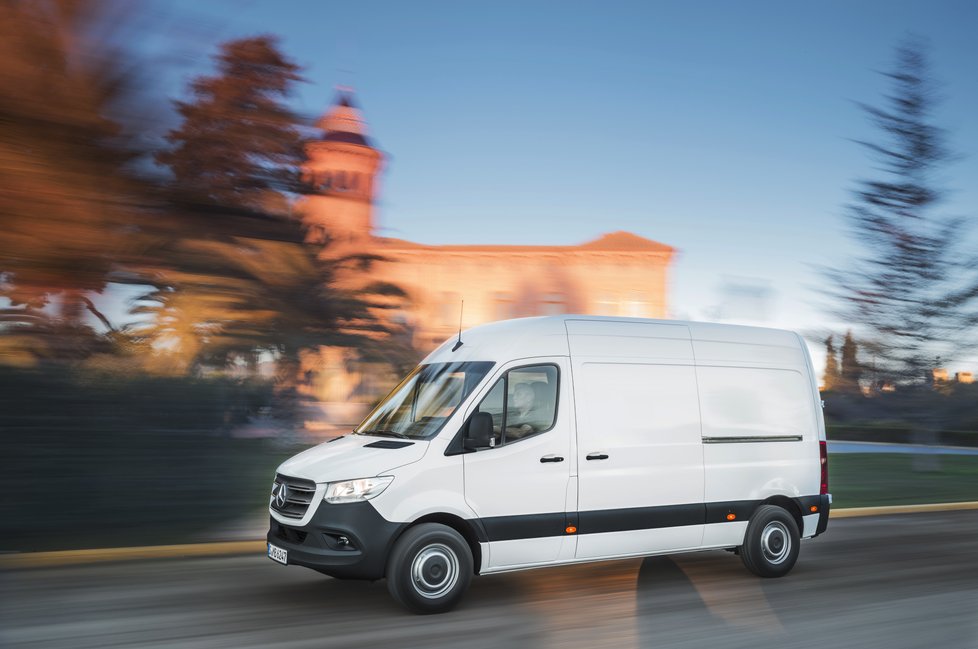 Mercedes-Benz Sprinter: Zcela nový sprinter je revolucí. Může mít pohon předních, zadních, nebo všech kol.