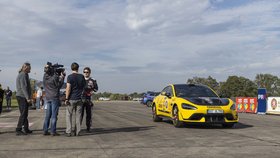 Svět motorů a Tomáš Vavřinec slaví 80 let magazínu rekordní jízdou. Sériový elektromobil Xiaomi SU7 Ultra stanovil v Hradci Králové šest českých maxim.