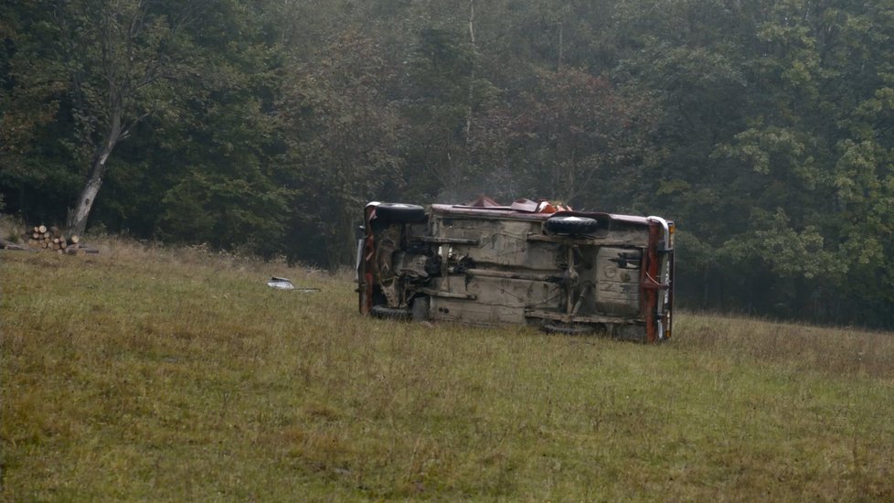 Dramatická scéna v seriálu Svět pod hlavou: Nehoda moskviče