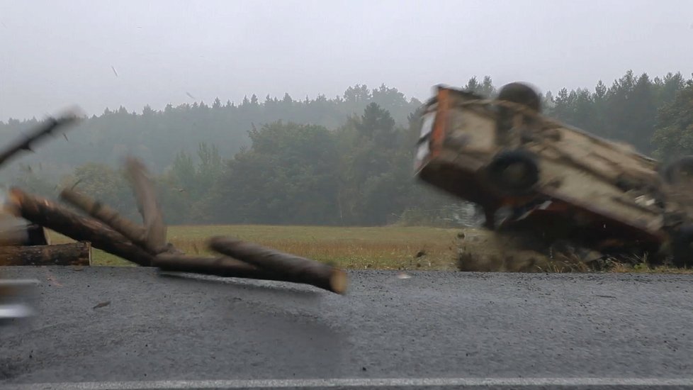 Dramatická scéna v seriálu Svět pod hlavou: Nehoda moskviče