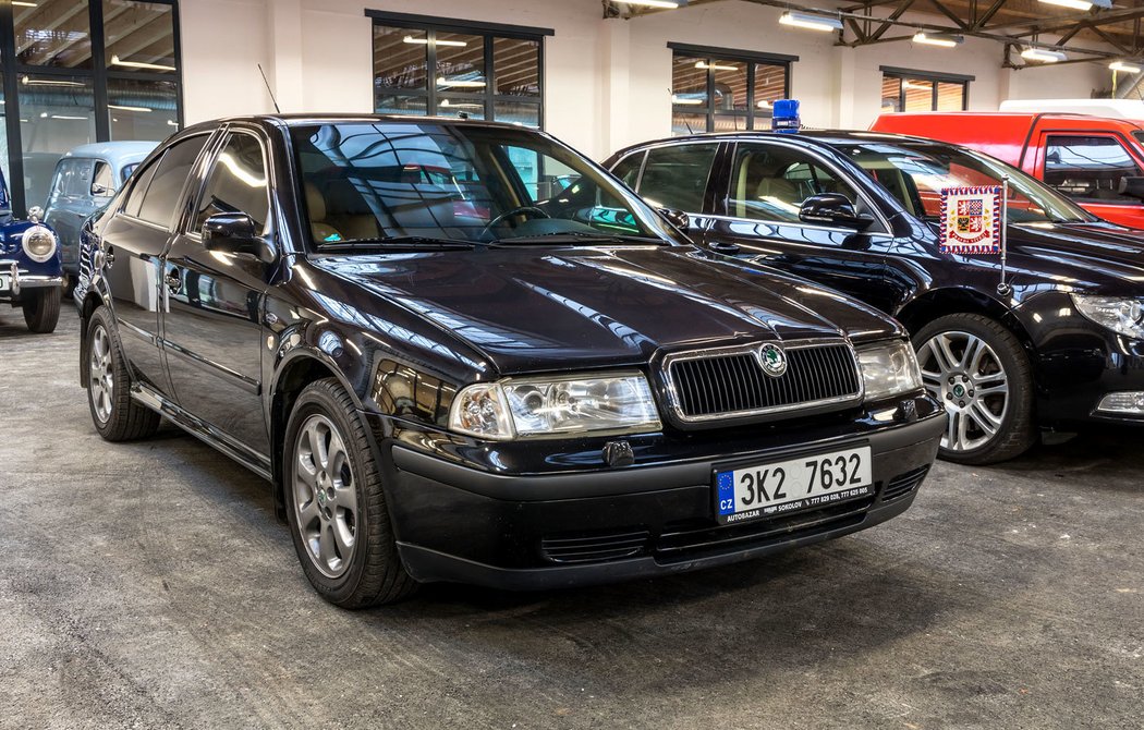 Škoda Octavia první generace v prodloužené verzi pro úřad vlády. Vozila i tehdejšího premiéra Miloše Zemana
