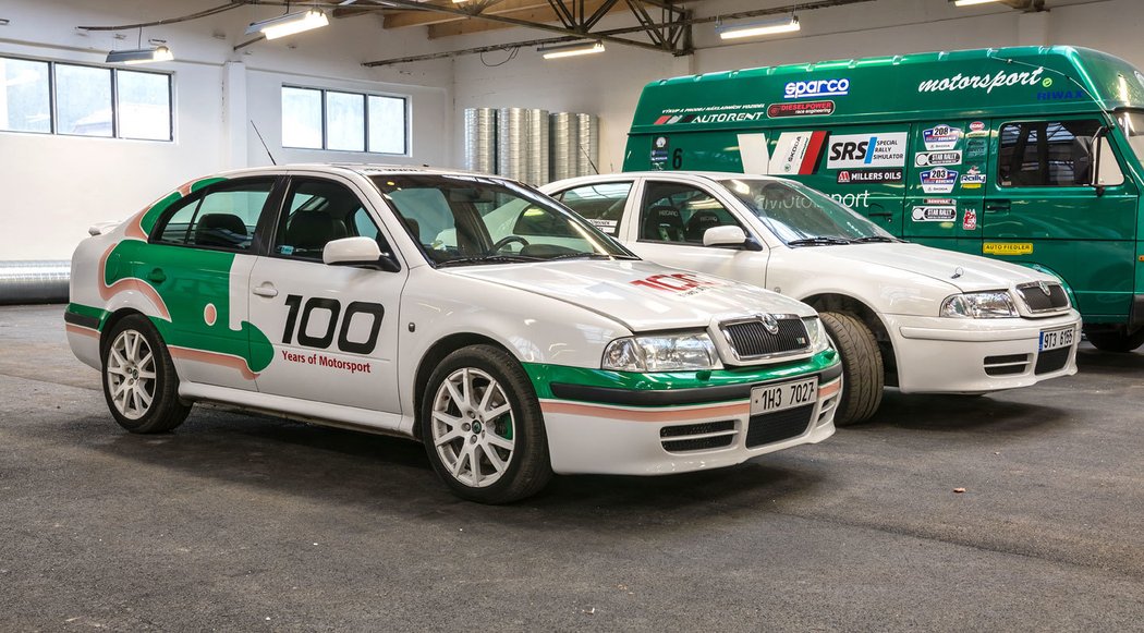 Škoda Octavia RS WRC Edition a v pozadí tréninkový vůz Armina Schwarze a Romana Kresty