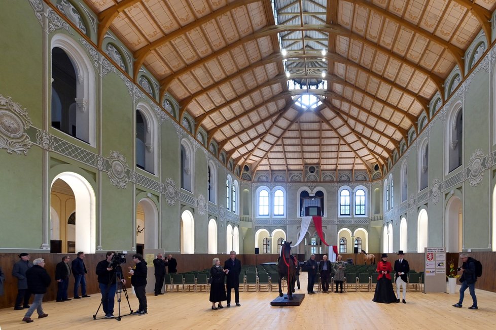 Ve Světcích u Tachova byla slavnostně ukončena rekonstrukce unikátní novorománské jízdárny z roku 1860.
