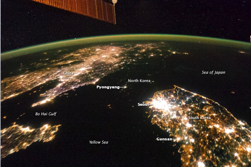 Pohled na Severní Koreu v noci. Totalitní země má problémy s elektřinou a kvůli tomu černě vyčnívají z pohledu z vesmíru