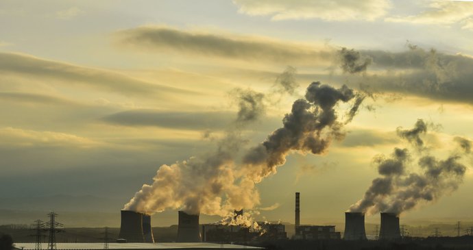 Světelný smog z polských skleníků obtěžuje obyvatele a zabíjí zvířata.