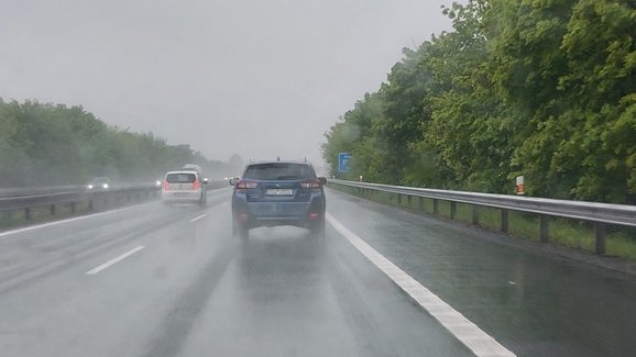 Řidiči v Česku pořád neumějí používat světla. Ranní D10 je důkazem 
