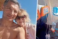 Manželka pasažéra málem vysátého podtlakem z letadla: Jestli zemřeme, tak spolu!
