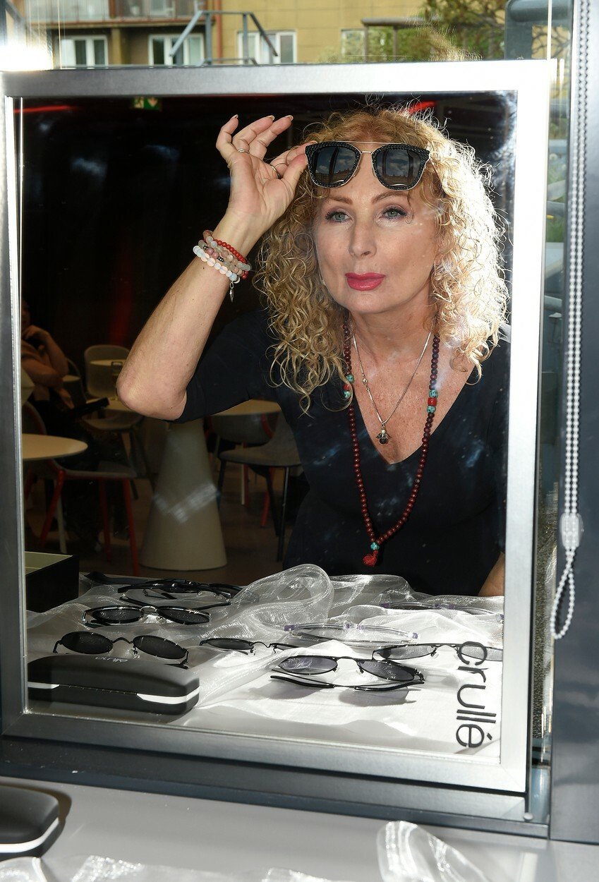 Nejnovější kolekce brýlí značky Crullé předvedla  v Praze jejich ambasadorka, herečka Dana Morávková společně s herečkou Světlanou Nálepkovou
