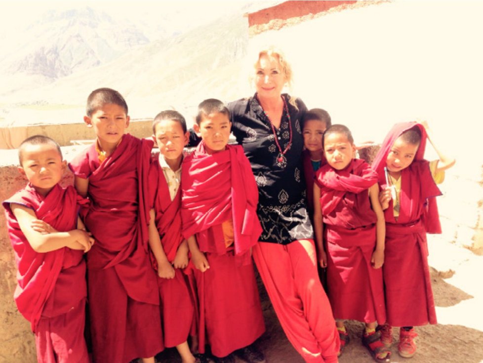 Světlana Nálepková s nepálskými dětmi, které učila dramatickou výchovu.