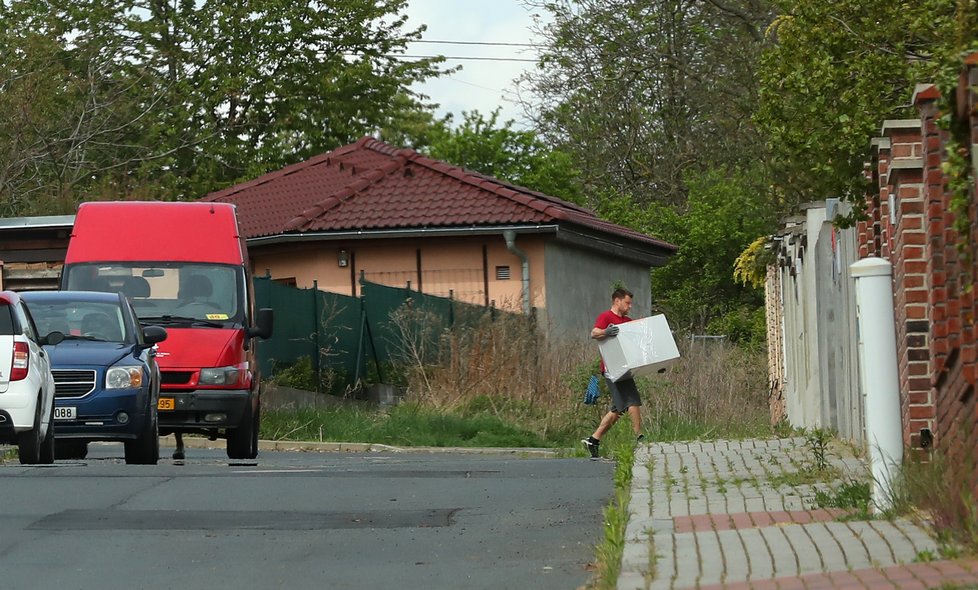 Auto s logem dopravního podniku stěhuje věci. (30. 4. 2020 11:25 hod. Praha 8)