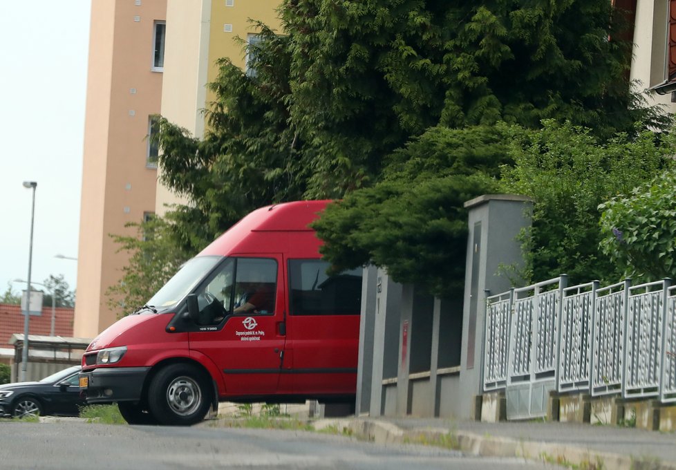 Auto s logem dopravního podniku stěhuje věci. (30. 4. 2020 11:25 hod. Praha 8)