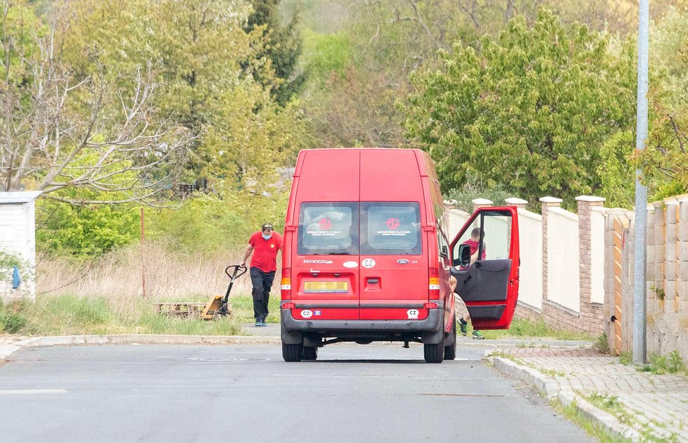 Jako stěhovací vůz posloužila dodávka DPP.