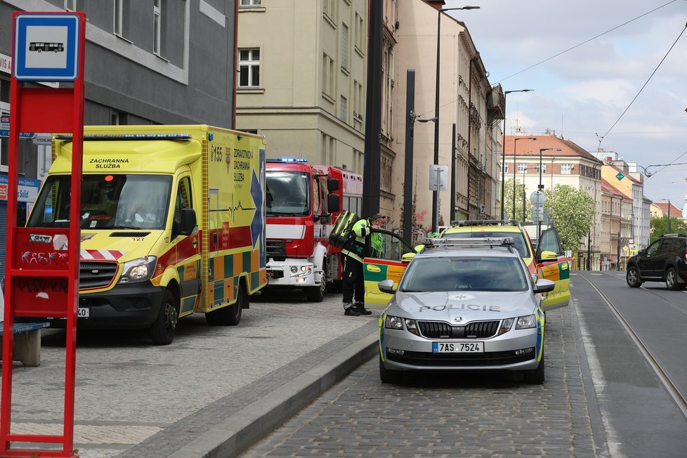 Do světlíku v Nuselské ulici spadl člověk a zemřel, případ řeší policie.