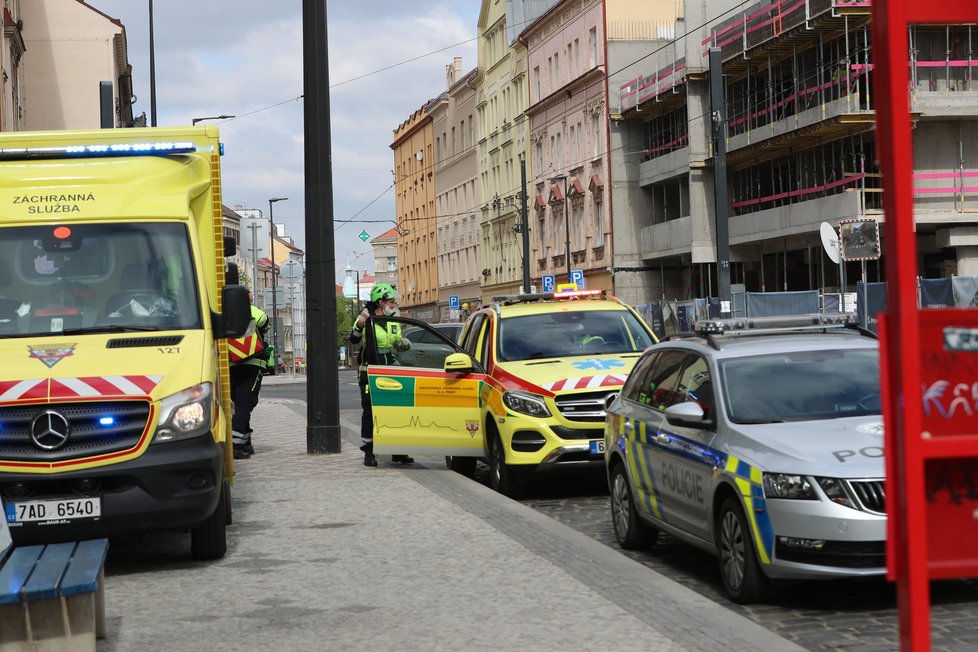 Do světlíku v Nuselské ulici spadl člověk a zemřel, případ řeší policie.