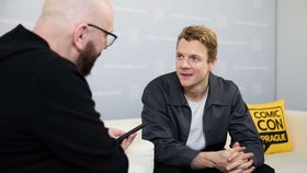 Irský sympaťák Patrick Gibson je přesně ten typ, co působí jako milý kluk odvedle. Narodil se v Dublinu v roce 1995, máma dělala marketing, táta byl herec, takže bylo jen otázkou času, kdy i Patrick uteče před kameru.