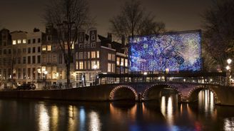 Kanály v záři moderního umění. V Amsterdamu začal dechberoucí světelný festival