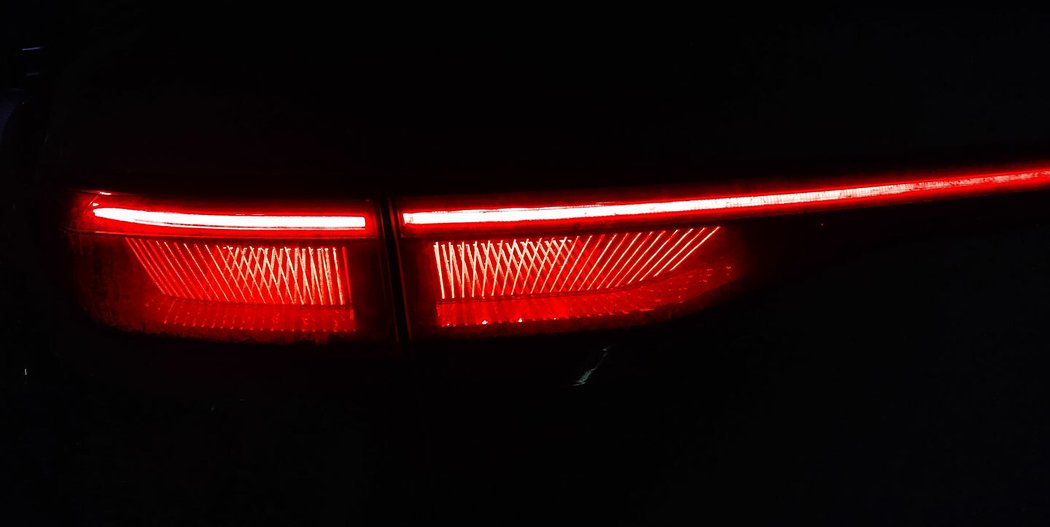 Poznejte auta ve tmě podle světelných podpisů