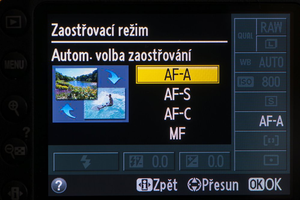 Pro ty méně zkušené – a to zcela jistě už není váš případ – výrobci nabízejí ještě čtvrtou možnost, a tou je automatický výběr. Senzor pozná, zda se objekty v záběru pohybují či nikoliv a podle toho sám zvolí jednorázové nebo kontinuální ostření