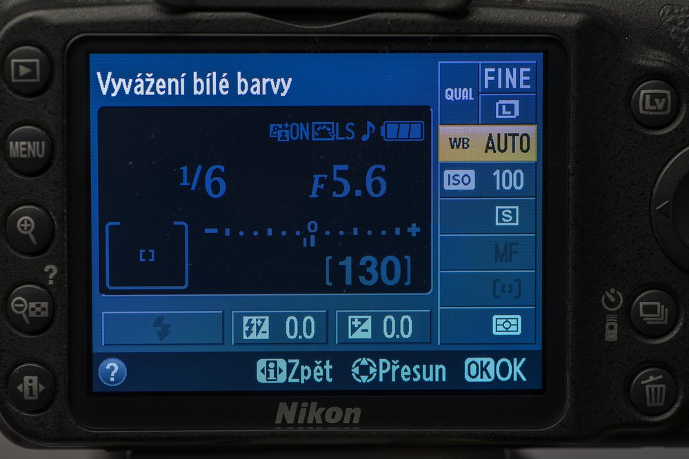 Stejně jako v první lekci, i tentokrát zatím necháme ostatní nastavení fotoaparátu, tedy i správné vyvážení bílé barvy na fotoaparátu v režimu AUTO a citlivost snímače na 100 ISO