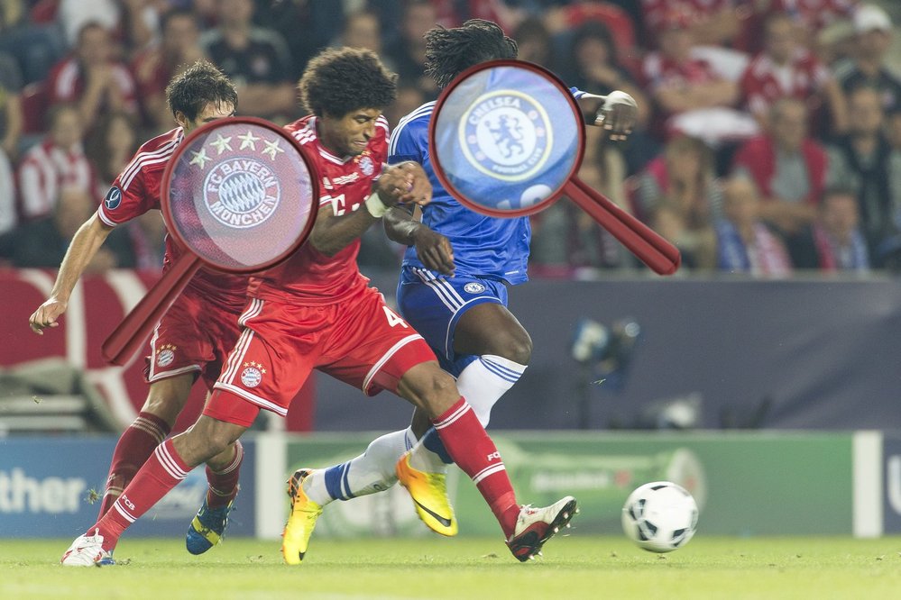 Na úvodní fotografii vám možná přišlo, že hráč Bayernu v pozadí a hráč Chelsea jsou oba stejně ostří. Hloubka ostrosti je poměrně malá a při našem subjektivním hodnocení začíná hrát významnou roli i velikost tištěné fotografie a vzdálenost, ze které snímek hodnotíme. Otiskneme-li totiž stejnou fotografii větší a loga na dresech obou hráčů ještě pro názornost zvětšíme o 400 %, zjistíme, že tomu tak není.