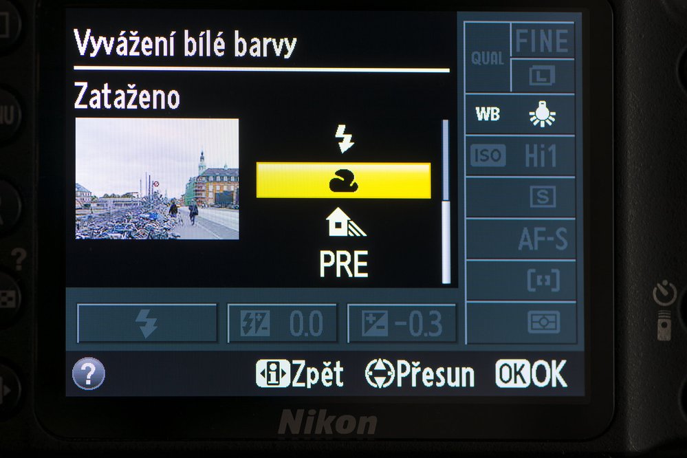 Barevný nádech občas ale vůbec nemusí být na škodu a je dobré ho nejen zachovat, ale i zesílit. Ještě silnějšího efektu dosáhneme tím, že zvolíme režim zataženo  (symbol oblaku) nebo stín (domeček), které dodají snímku ještě teplejší žlutooranžové tóny a vytvoří až kýčovitou atmosféru