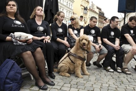 Nevidomí vám v Kavárně POTMĚ naservírují kávu či zmrzlinu. Zkuste si nevidět.