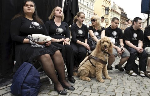 Nevidomí vám v Kavárně POTMĚ naservírují kávu či zmrzlinu. Zkuste si nevidět.