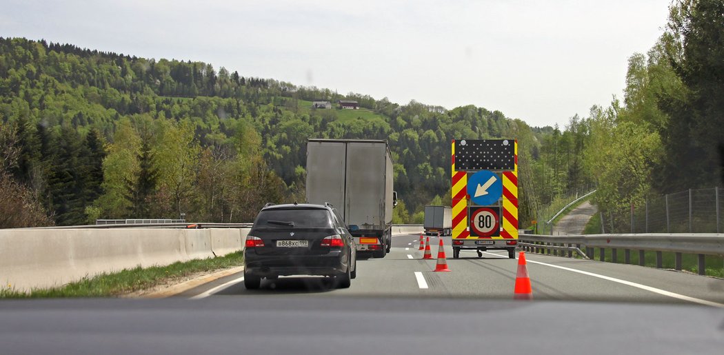 Na 93. kilometru dálnice A2 za Vídní čeká další zúžení do levého pruhu a zpomalení na 100 km/h.