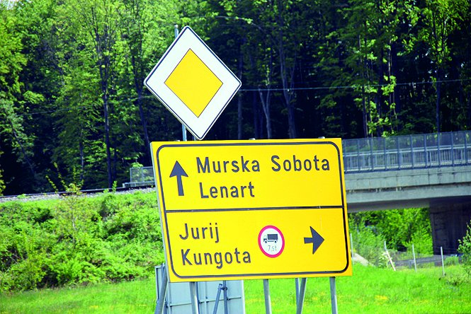 Míříme do slovinského Mariboru, doprava houstne. Bohužel špatně zahýbáme a zajedeme si kolem dvaceti kilometrů. Než to zjistíme a vrátíme se na původní místo, ztratíme půlhodinu.