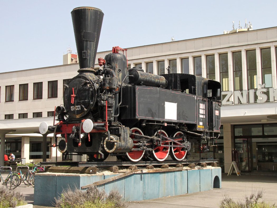 Na vjezdu do Mariboru nás uvítala stará parní lokomotiva před budovou nádraží. Chudák by si zasloužila renovaci.