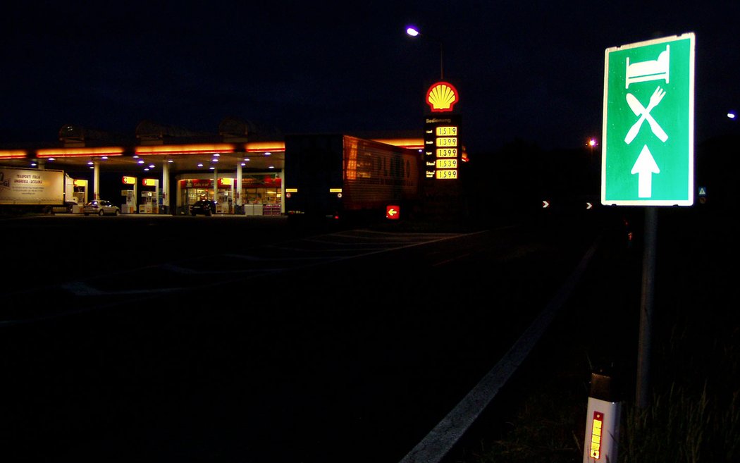 Klagenfurt, v hluboké noci si dopřáváme čtyři hodinky pauzy