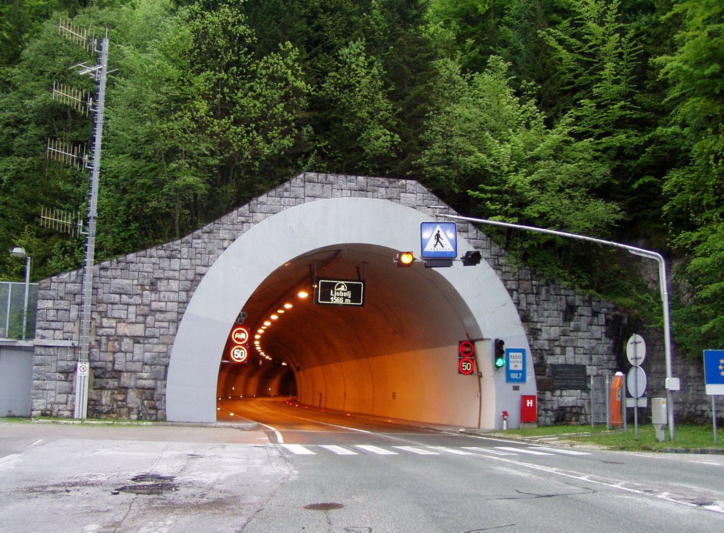 Paráda! Za průjezd tunelem Loibtunel/Ljubelj z Rakouska do Slovinska se neplatí.
