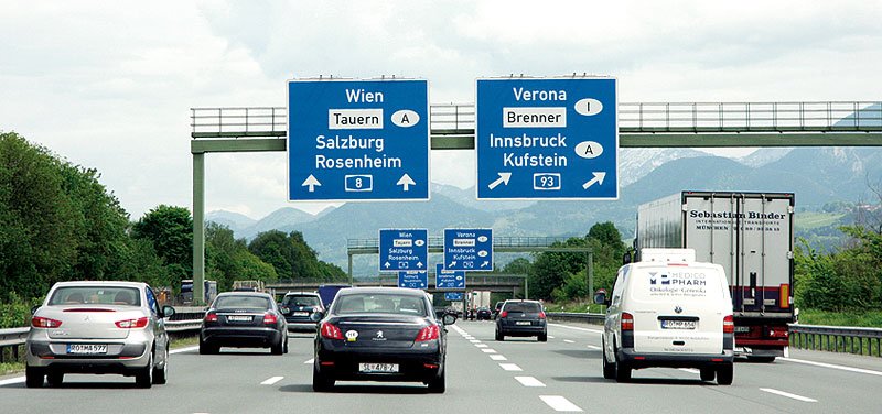 U Salcburku je třeba držet se vpravo ve směru na Innsbruck. V pozadí se už rýsují alpští velikáni.