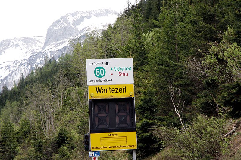 Blíží se tunely. Dopravní značení nás nabádá k udržování svižného tempa.