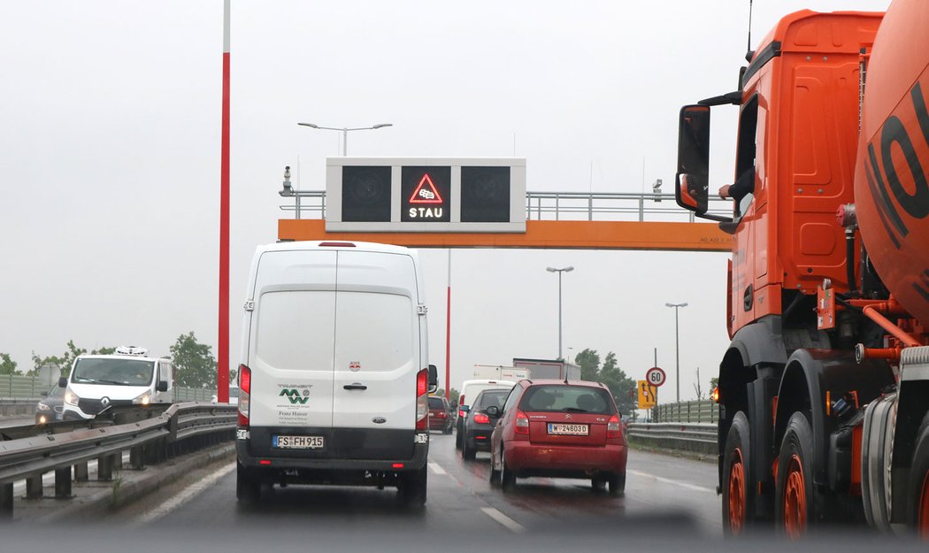 Na průjezdu Vídní nás zdržela zácpa. Kolona naštěstí pomalu popojížděla.