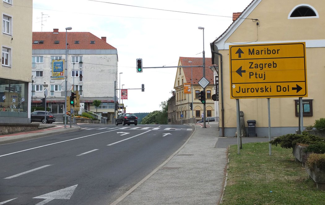 V Lenartu nejprve odbočte doprava na Maribor. Na této křižovatce, která následuje pár metrů poté, jeďte vlevo.