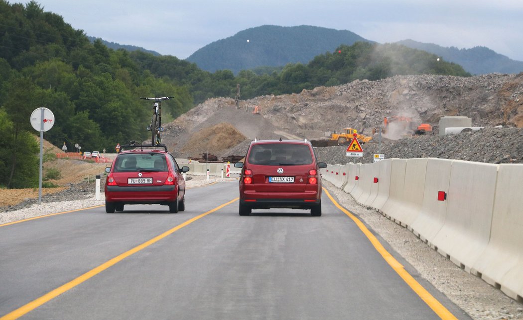 Najeďte na konec dálnice, následuje dlouhý kus zúžením. Jede se zde maximálně 50 km/h a nesmí se předjíždět. Ne každý to dodržuje.